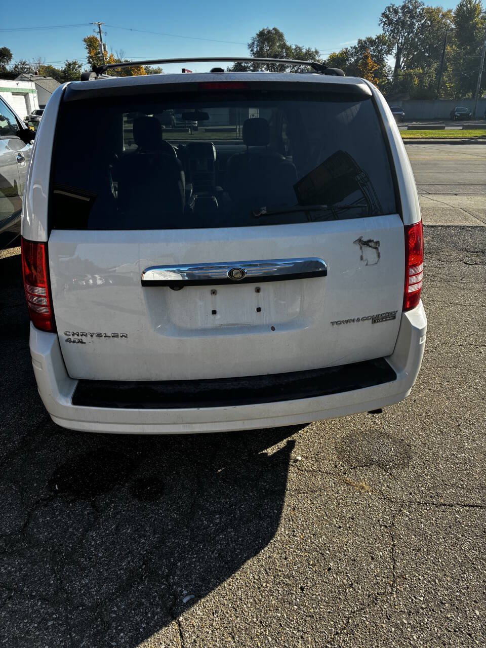 Used 2010 Chrysler Town & Country Touring FWD image 2