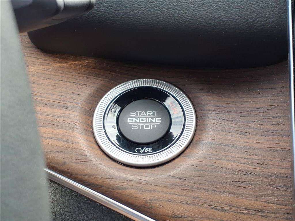 Certified 2022 Jeep Grand Cherokee Summit w/ Luxury Tech Group V AWD/4WD image 9