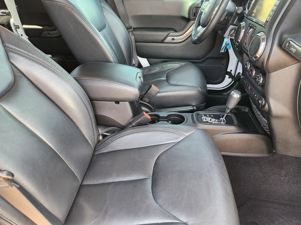 Used 2018 Jeep Wrangler Unlimited Sahara AWD/4WD image 13