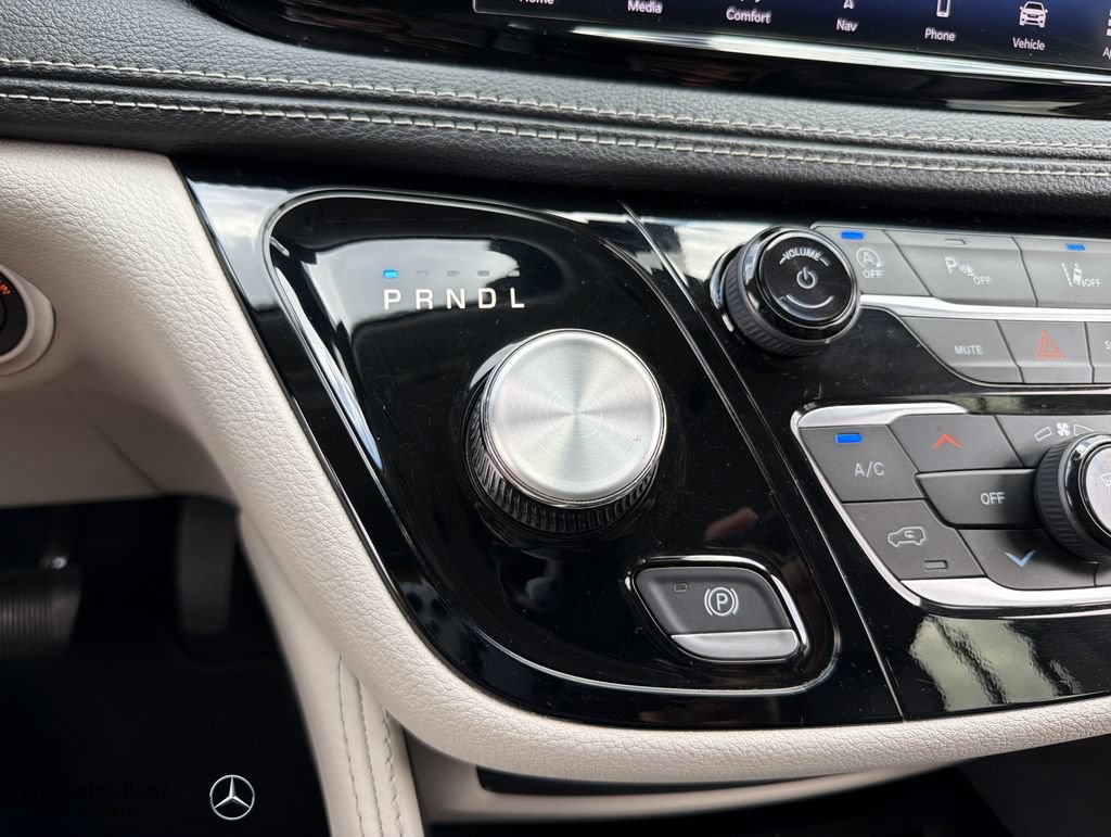 Used 2023 Chrysler Pacifica Limited AWD/4WD image 11