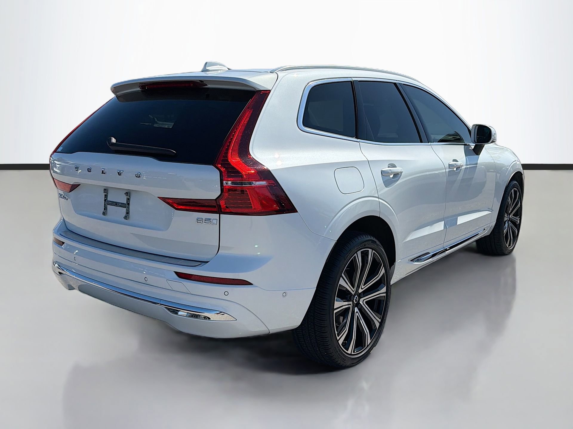 Used 2023 Volvo XC60 B5 Ultimate w/ Climate Package image 4