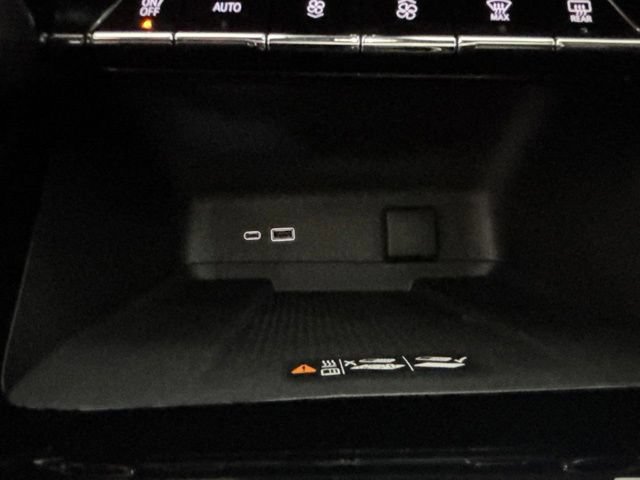 Used 2025 Chevrolet Traverse LT w/ Sun and Wheel Package AWD/4WD image 7