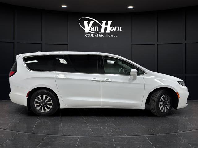 Used 2022 Chrysler Pacifica Touring-L image 2