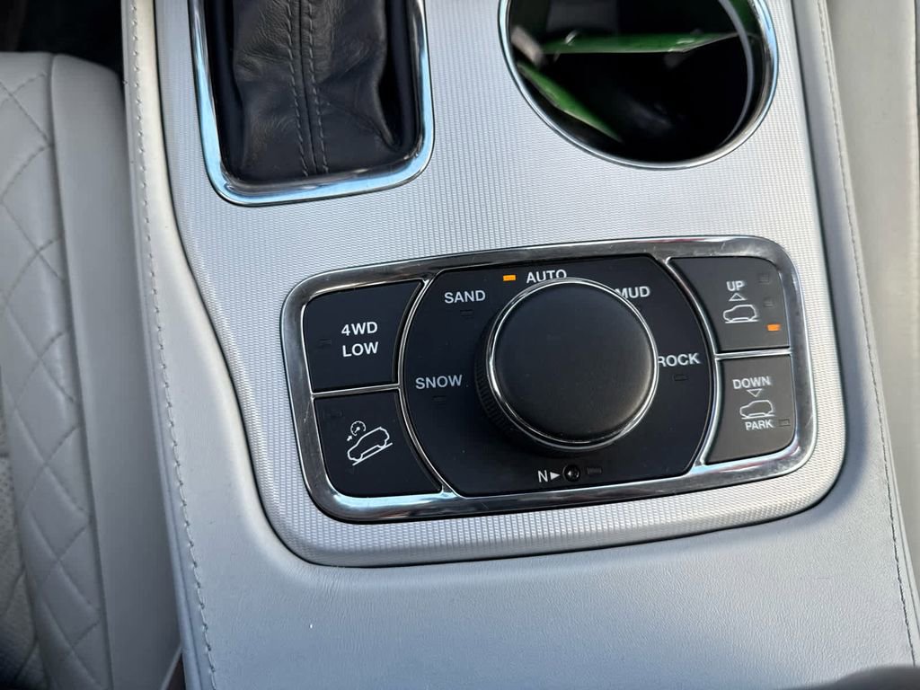 Used 2019 Jeep Grand Cherokee Summit AWD/4WD image 29