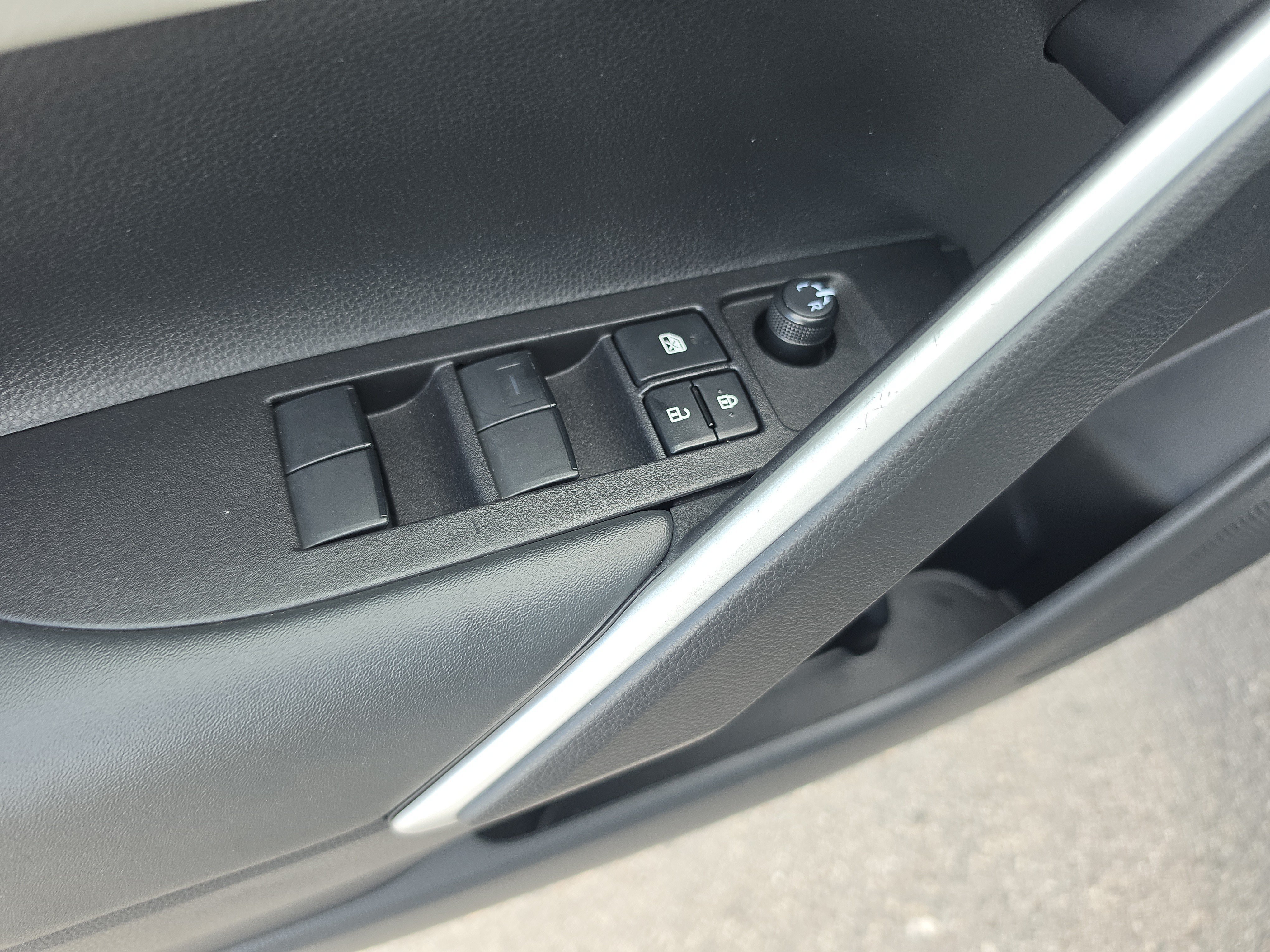 Used 2025 Toyota Corolla Cross L FWD image 19