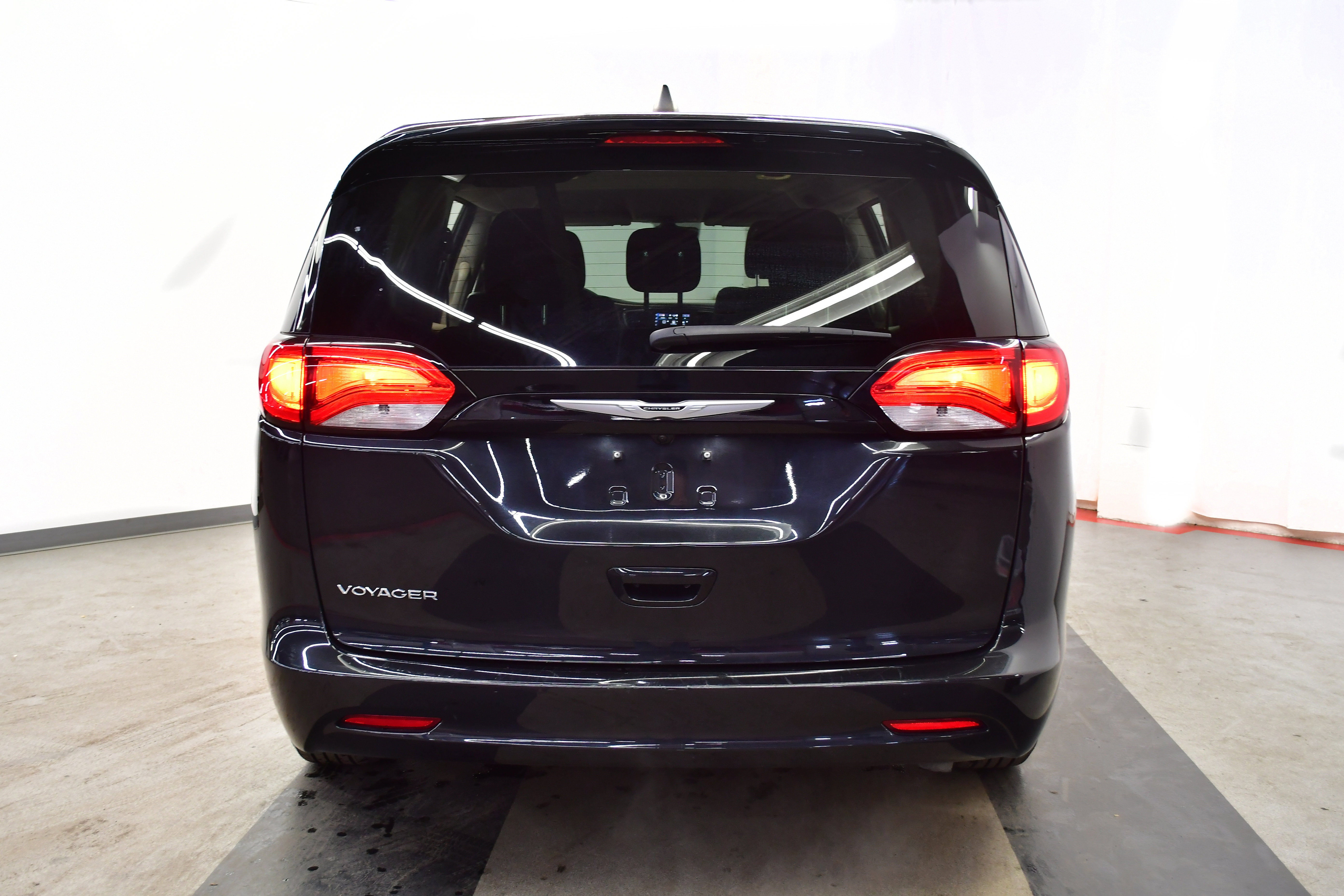 Used 2023 Chrysler Voyager LX FWD image 6