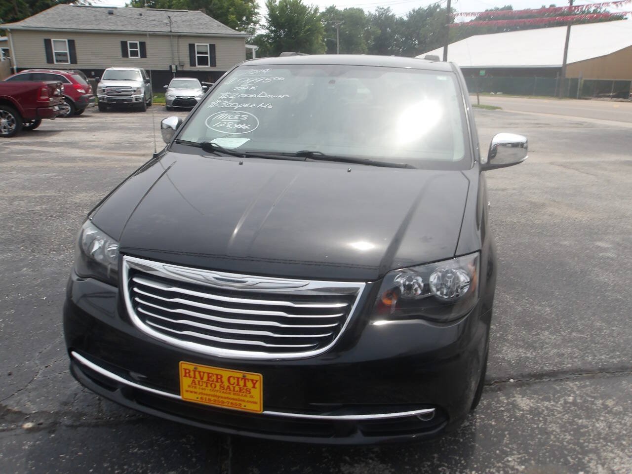 Used 2014 Chrysler Town & Country Touring-L FWD image 2