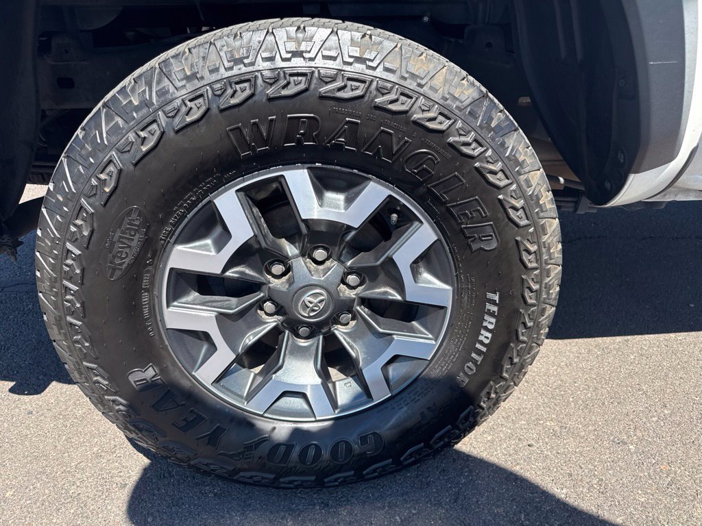 Used 2023 Toyota Tacoma TRD Off-Road w/ Black Out Package (TMS) AWD/4WD image 9