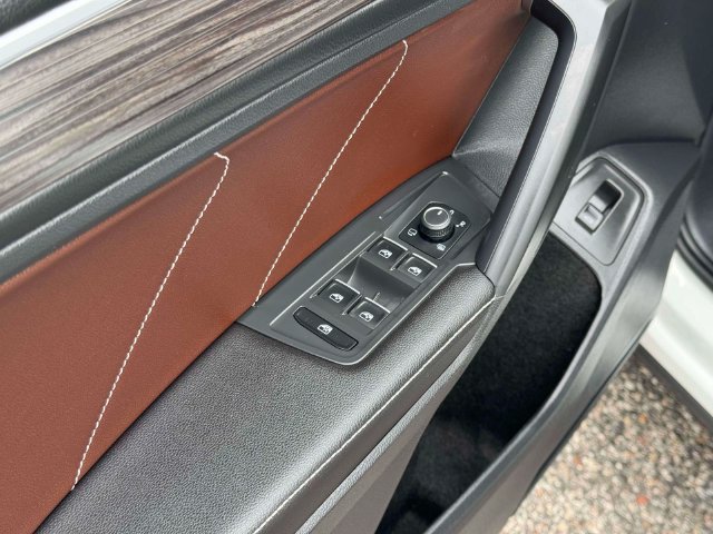 Certified 2023 Volkswagen Tiguan SEL R-Line AWD/4WD image 17