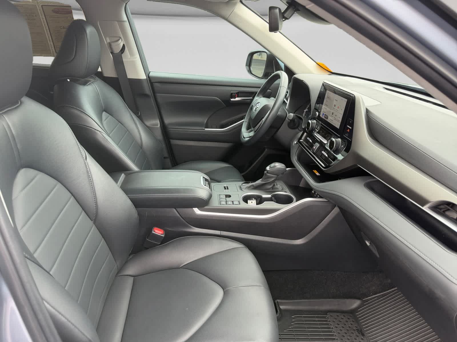 Used 2023 Toyota Highlander XLE FWD image 16