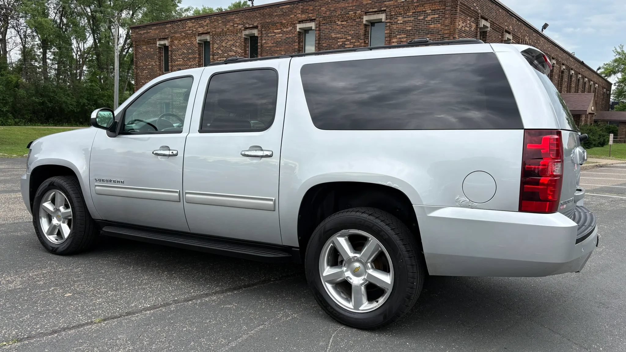 Used 2014 Chevrolet Suburban LS w/ All-Star Edition AWD/4WD image 6