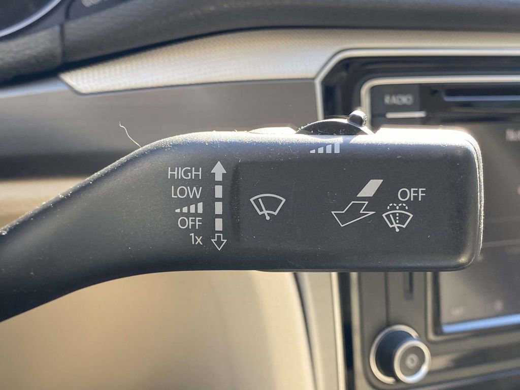 Used 2018 Volkswagen Passat 2.0T R-Line w/ R-Line Lighting Package image 21