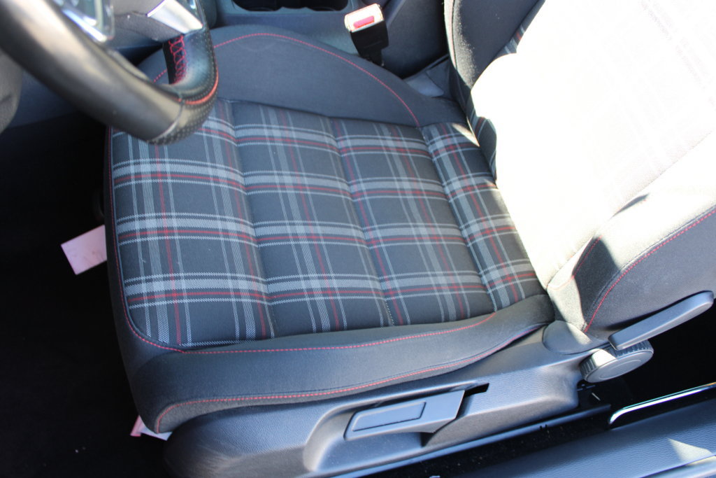 Used 2011 Volkswagen Golf 2-Door FWD image 15