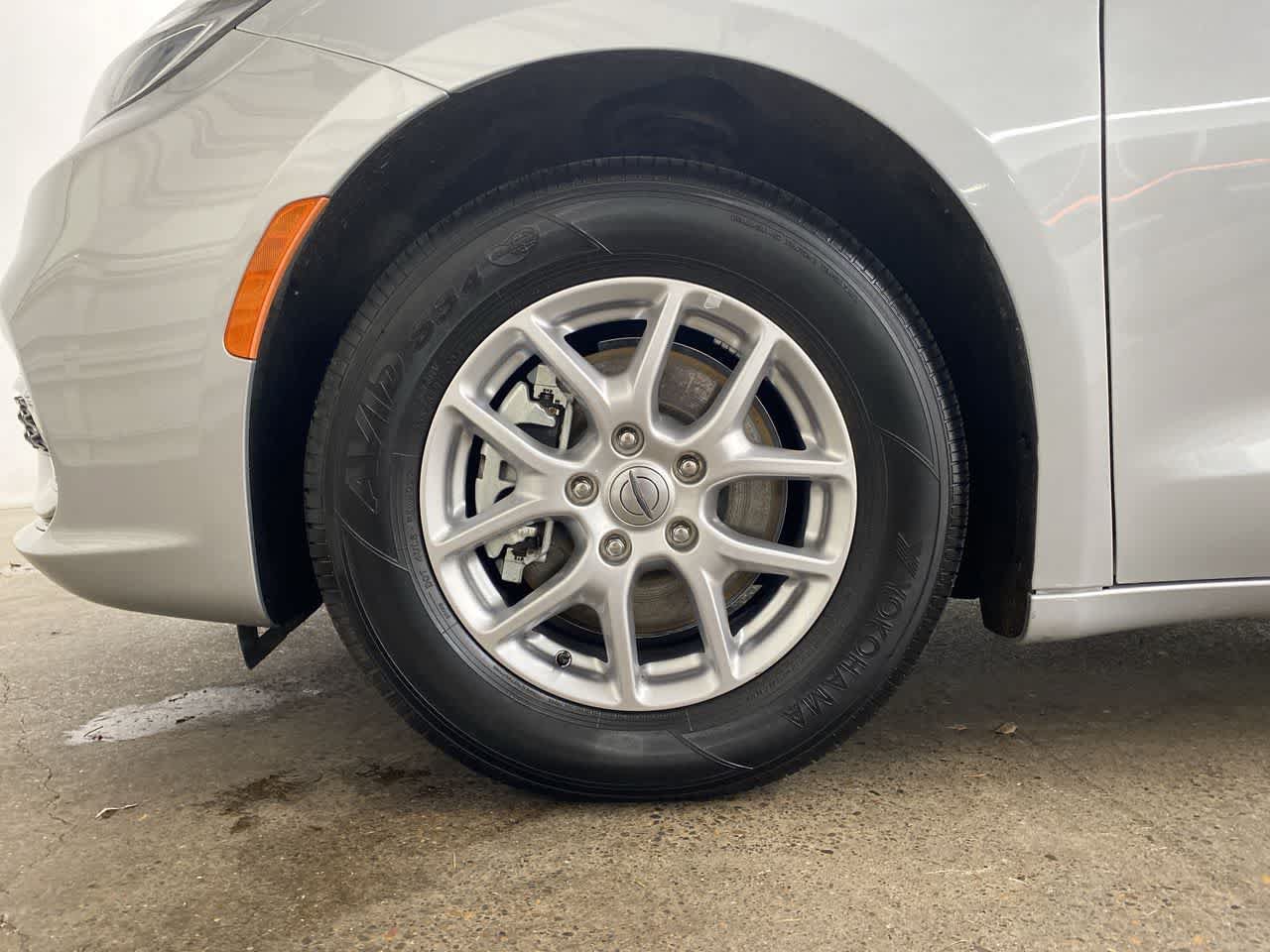 Used 2024 Chrysler Pacifica Touring-L FWD image 12