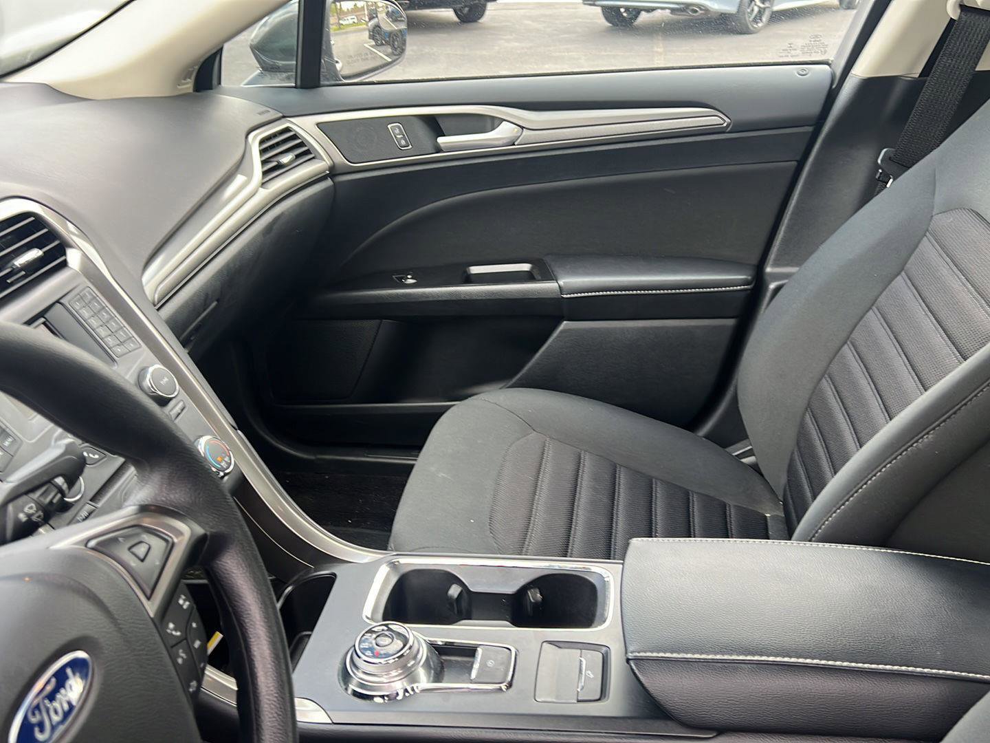 Used 2017 Ford Fusion SE FWD image 17