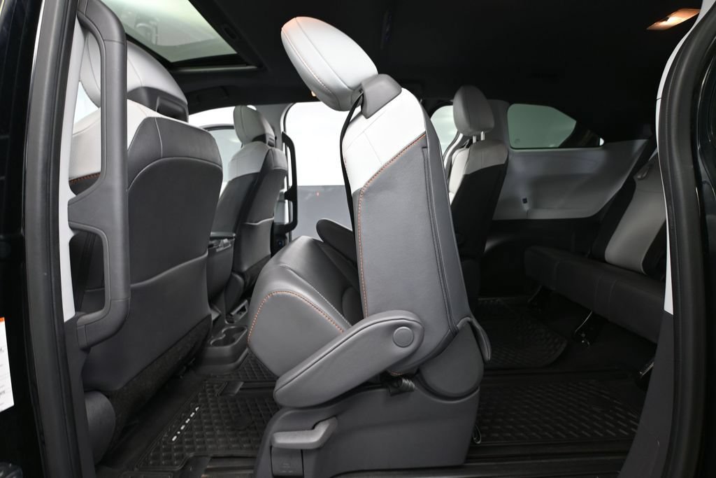 Used 2021 Toyota Sienna XSE FWD image 32