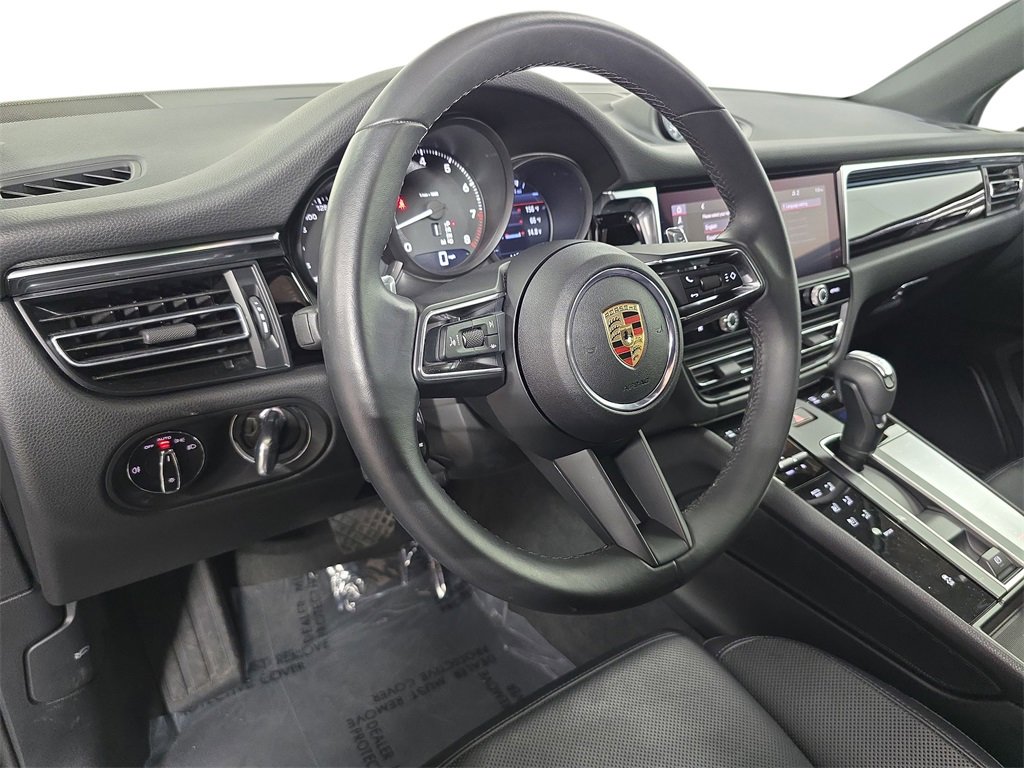 Used 2025 Porsche Macan image 4