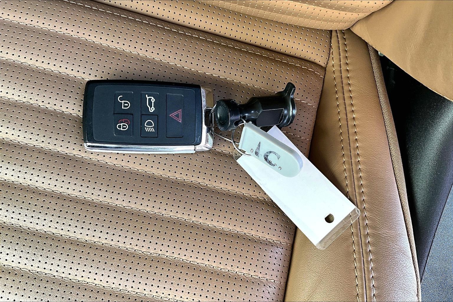 Used 2025 Land Rover Discovery Dynamic SE image 10