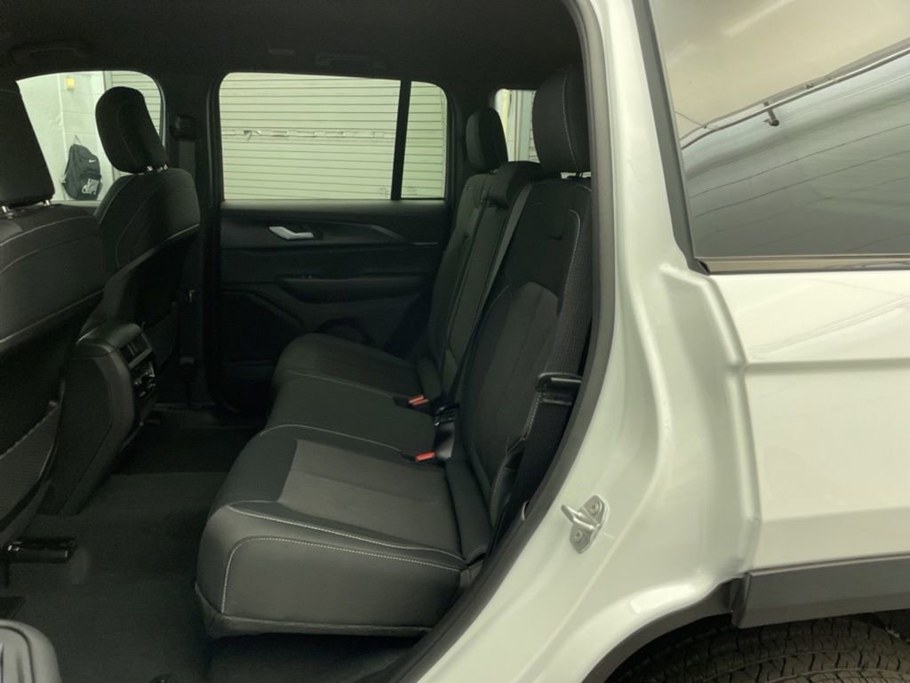 New 2026 Jeep Grand Cherokee Laredo image 15