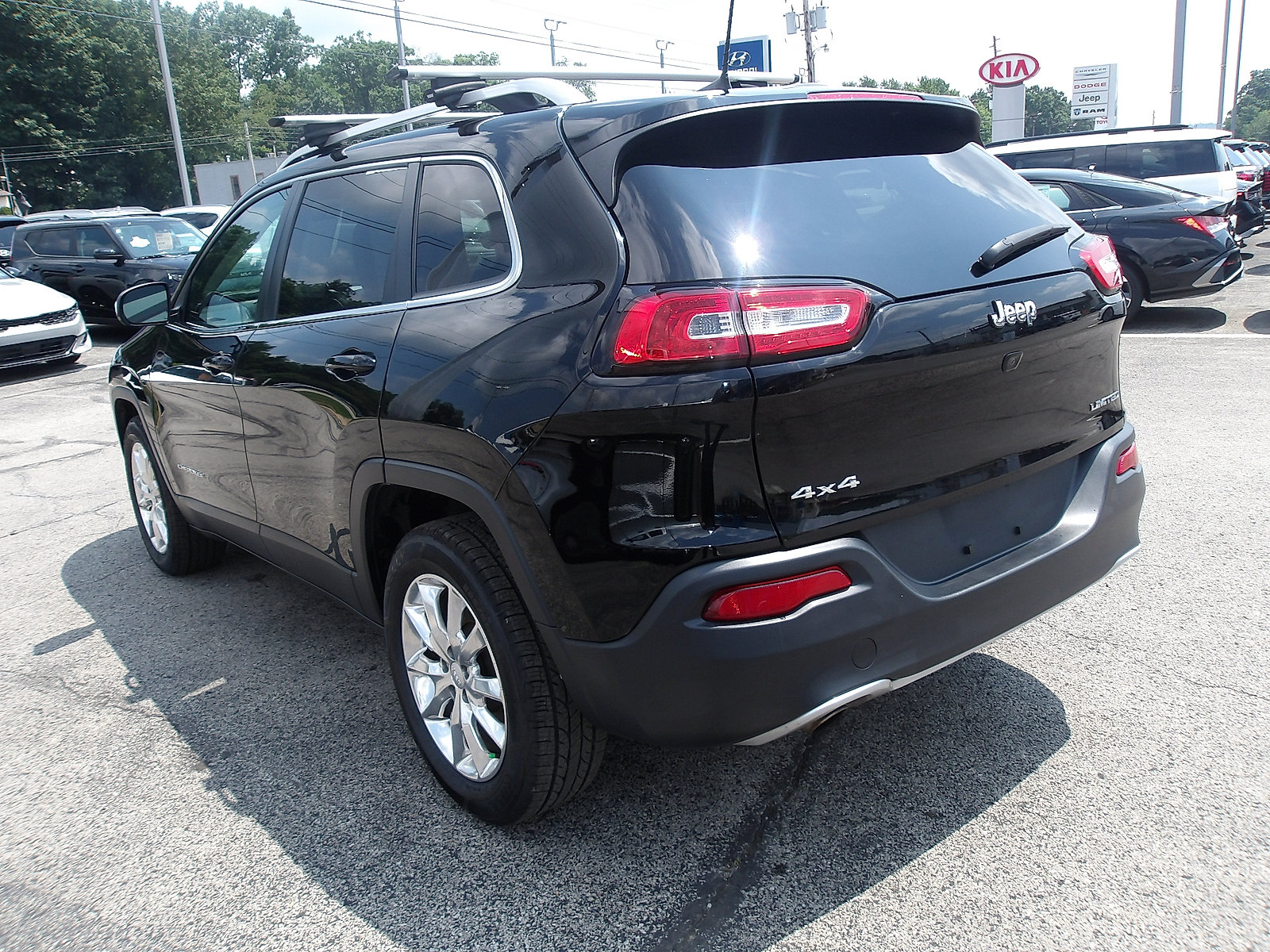 Used 2017 Jeep Cherokee Limited AWD/4WD image 5