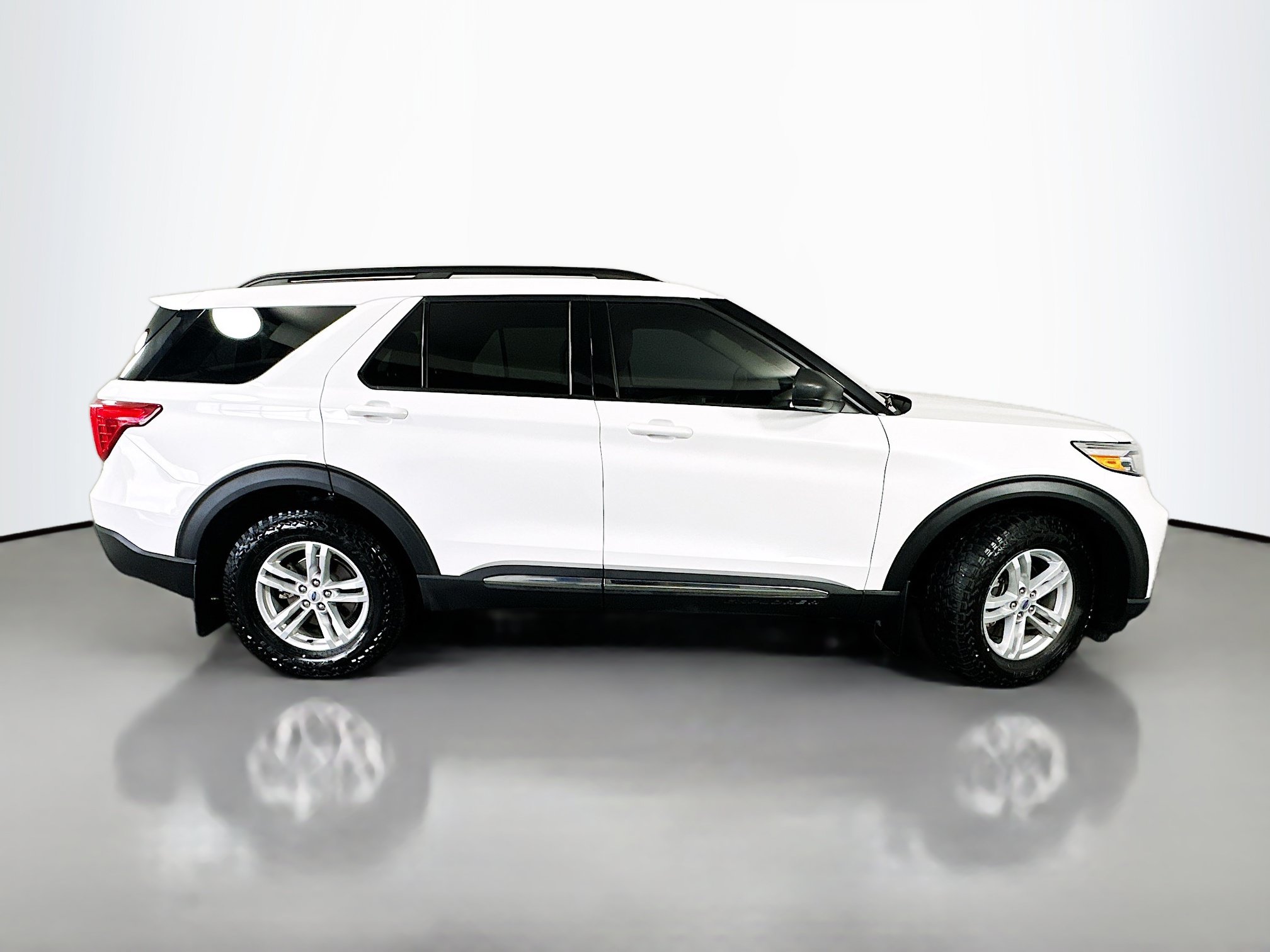 Used 2023 Ford Explorer XLT w/ Equipment Group 202A AWD/4WD image 8