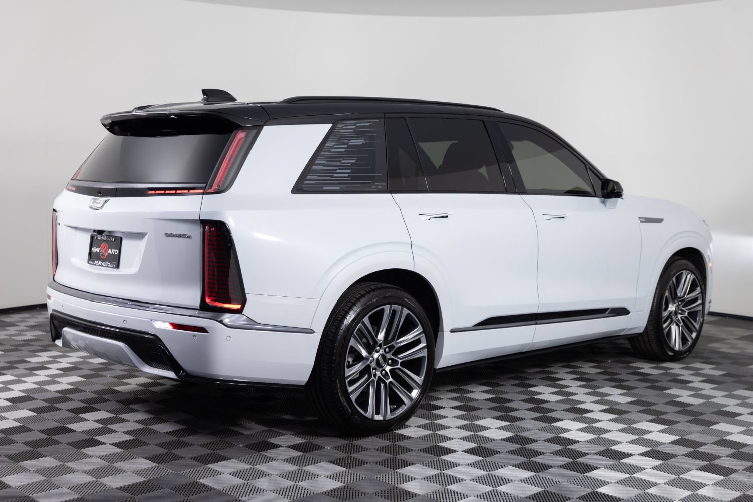 Used 2026 Cadillac Vistiq Platinum w/ LPO, Floor Liner Package AWD/4WD image 8