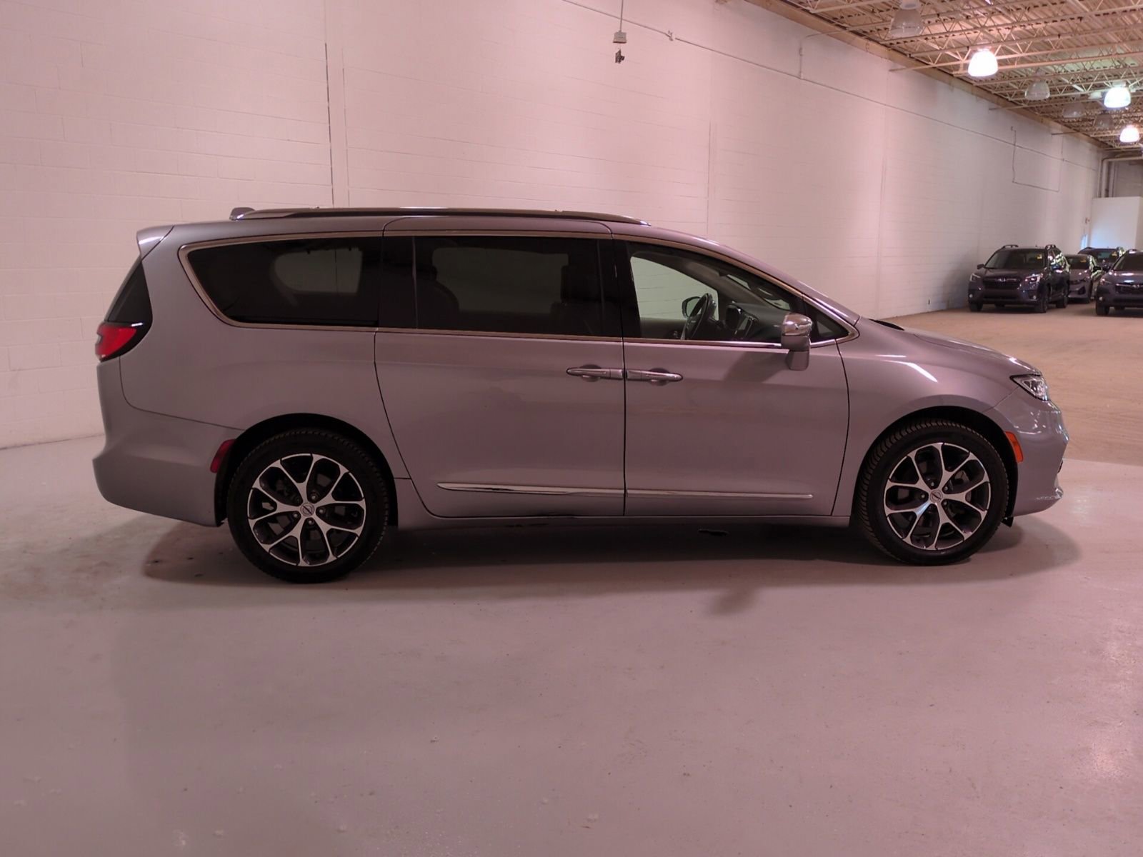 Used 2021 Chrysler Pacifica Limited AWD/4WD image 3