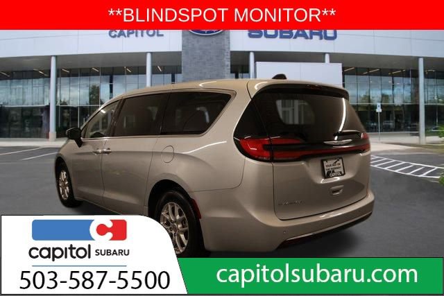 Used 2023 Chrysler Pacifica Touring-L image 6