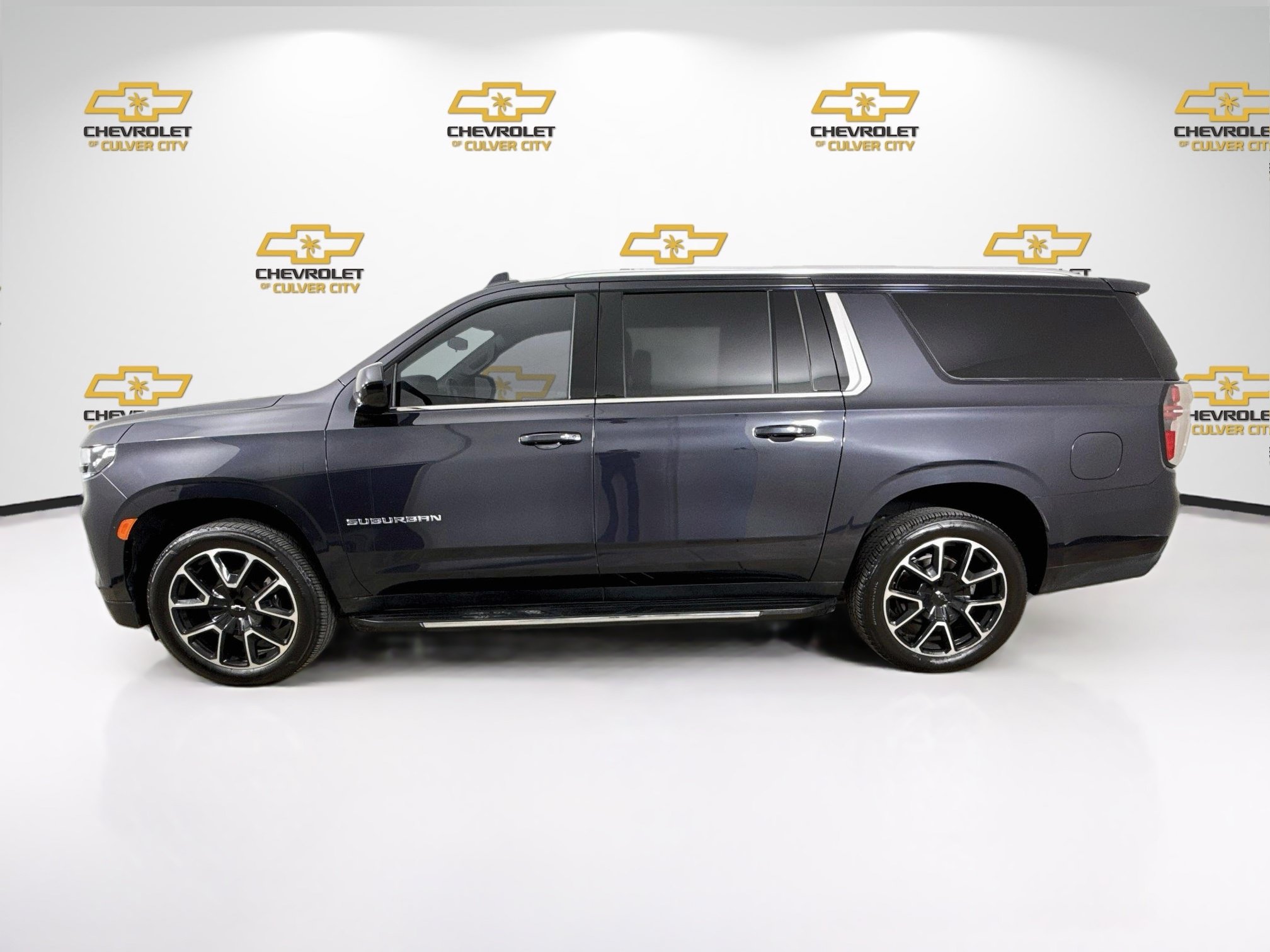 Used 2023 Chevrolet Suburban LS RWD image 5