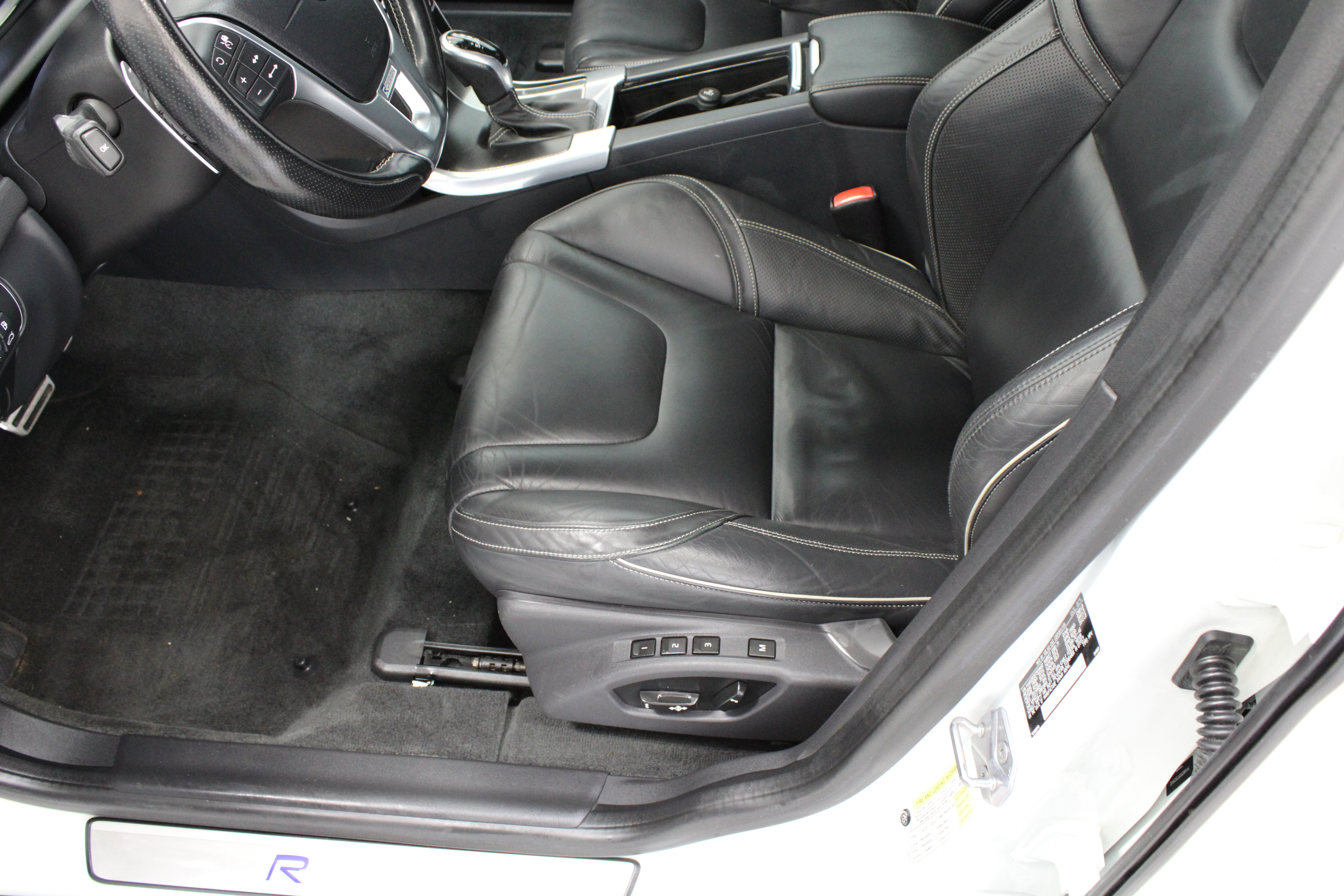 Used 2015 Volvo XC60 T6 R-Design Platinum AWD/4WD image 15