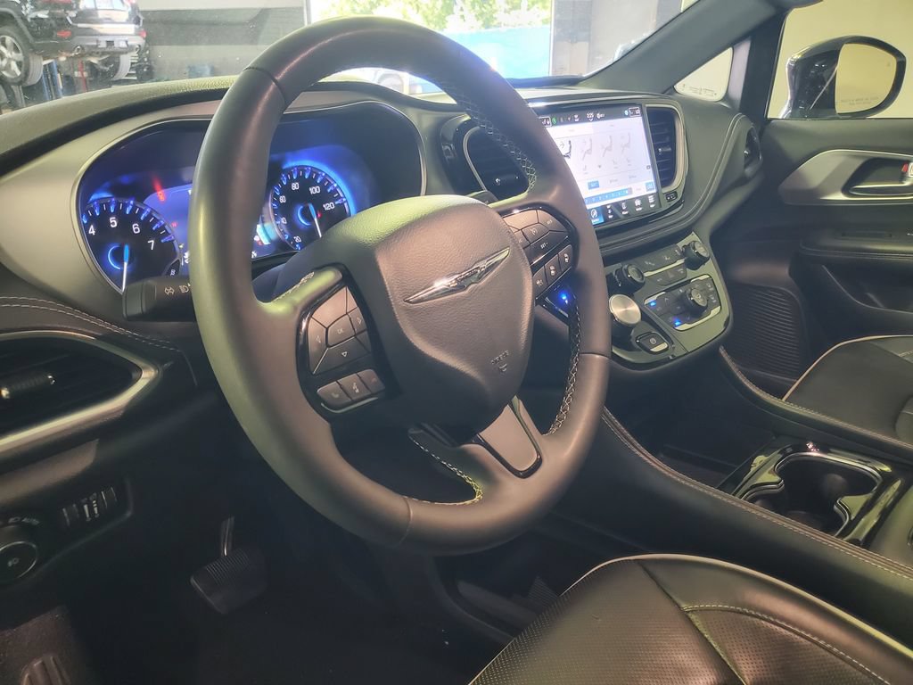 Used 2025 Chrysler Pacifica Limited FWD image 8