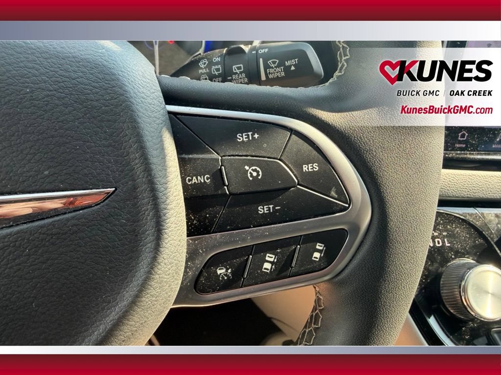 Used 2023 Chrysler Pacifica Touring-L FWD image 15