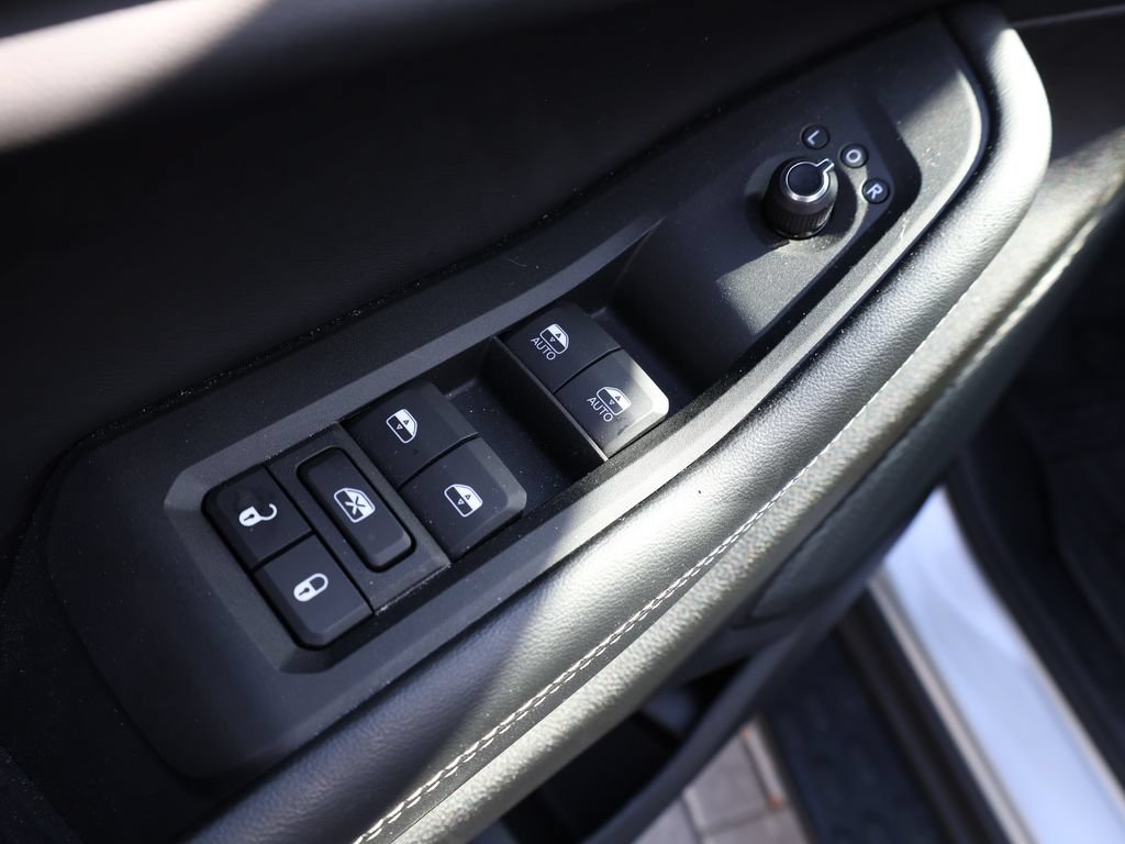 Used 2025 Jeep Grand Cherokee Limited w/ Black Appearance Package RWD image 12