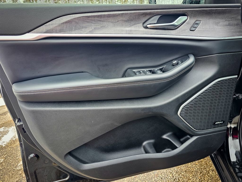 Used 2023 Jeep Grand Cherokee Limited w/ Black Appearance Package image 9