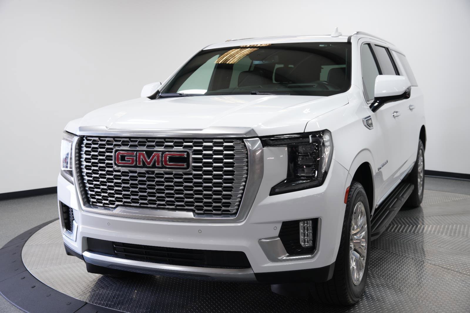 Used 2024 GMC Yukon XL Denali AWD/4WD image 3