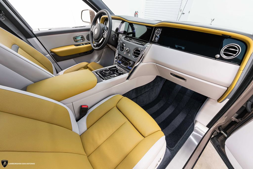 Used 2025 Rolls-Royce Cullinan w/ Dynamic Package image 2