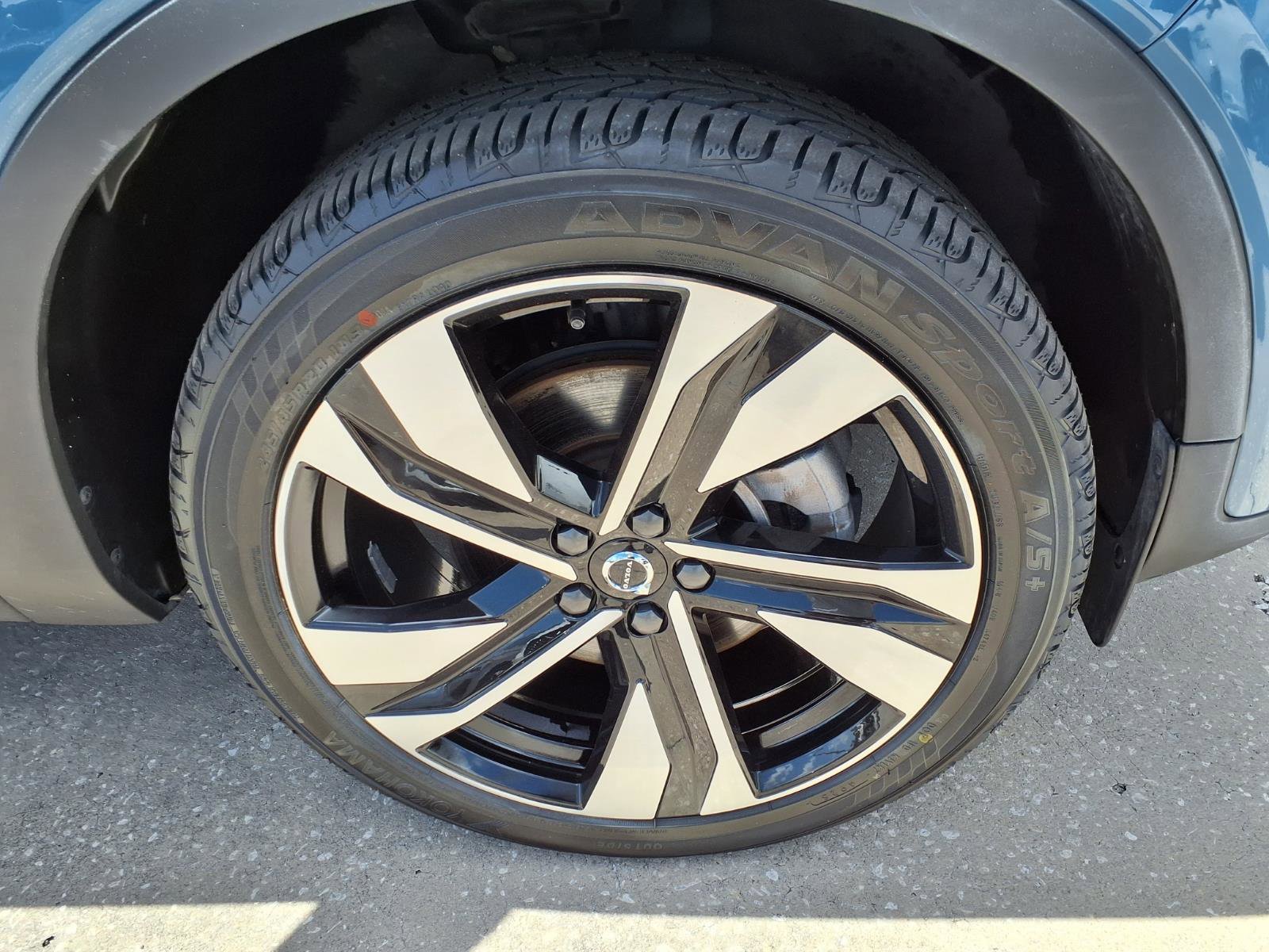 Certified 2023 Volvo XC40 B5 Plus AWD/4WD image 9