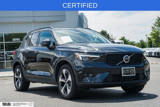 Certified 2025 Volvo XC40 B5 Plus AWD/4WD image 1