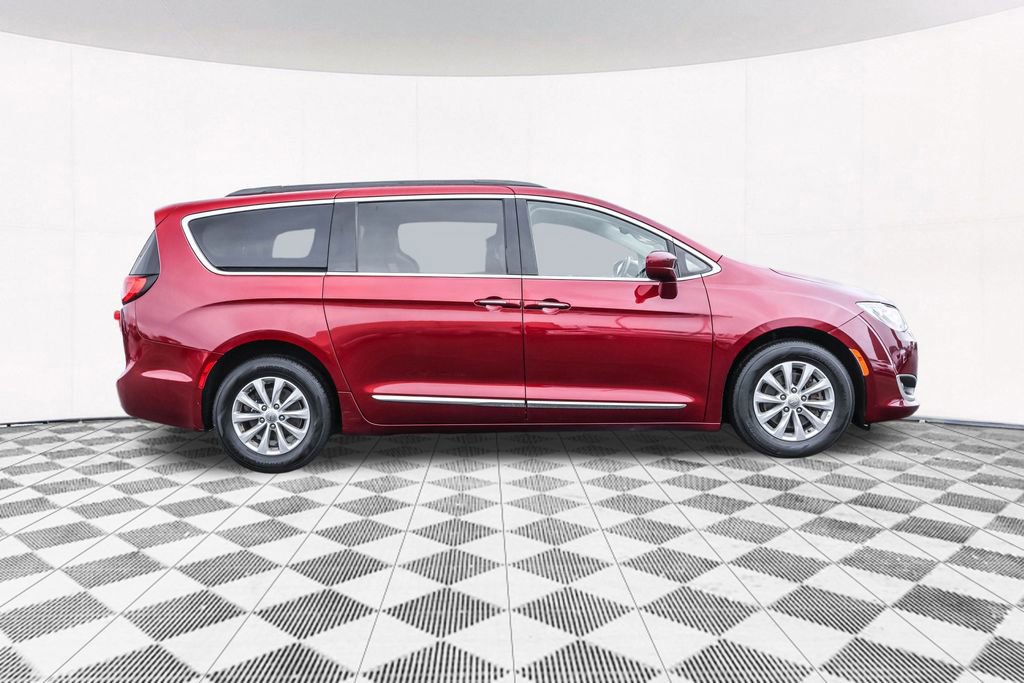 Used 2017 Chrysler Pacifica Touring-L image 10