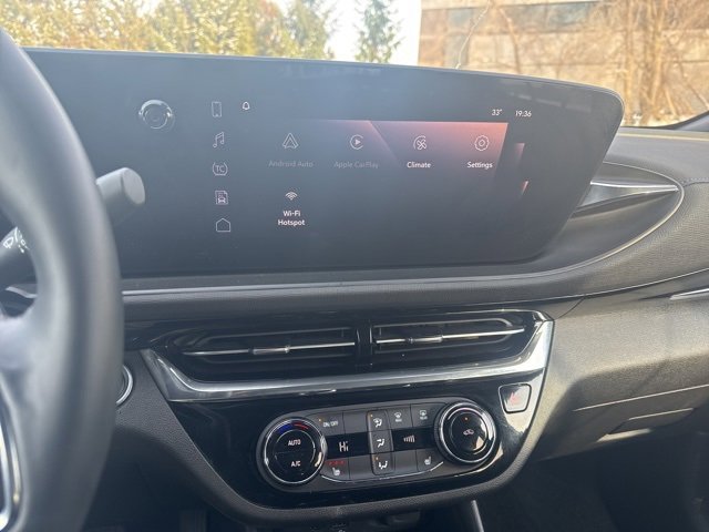 Used 2025 Buick Envista Sport Touring image 9