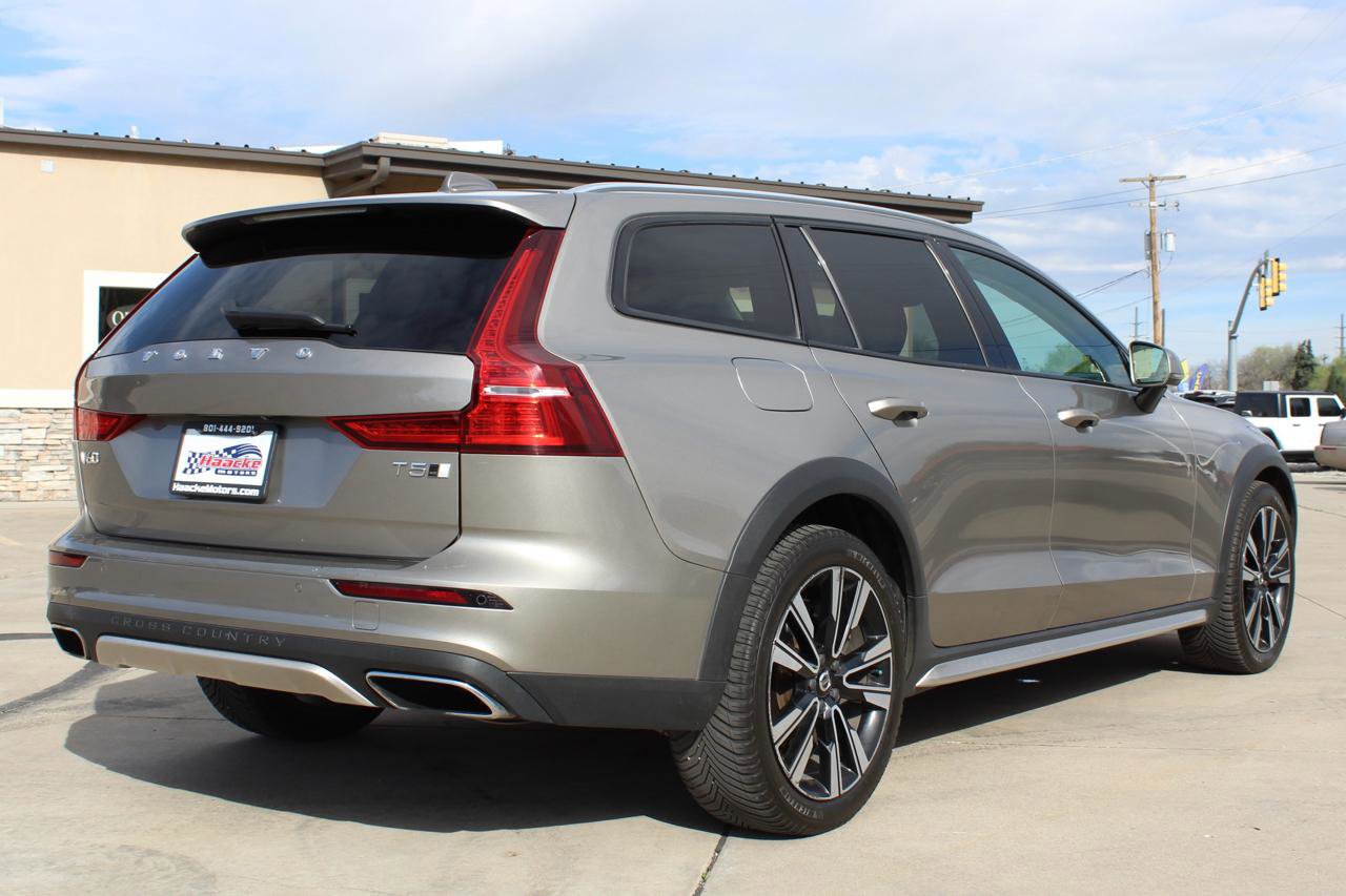 Used 2020 Volvo V60 T5 Cross Country image 35