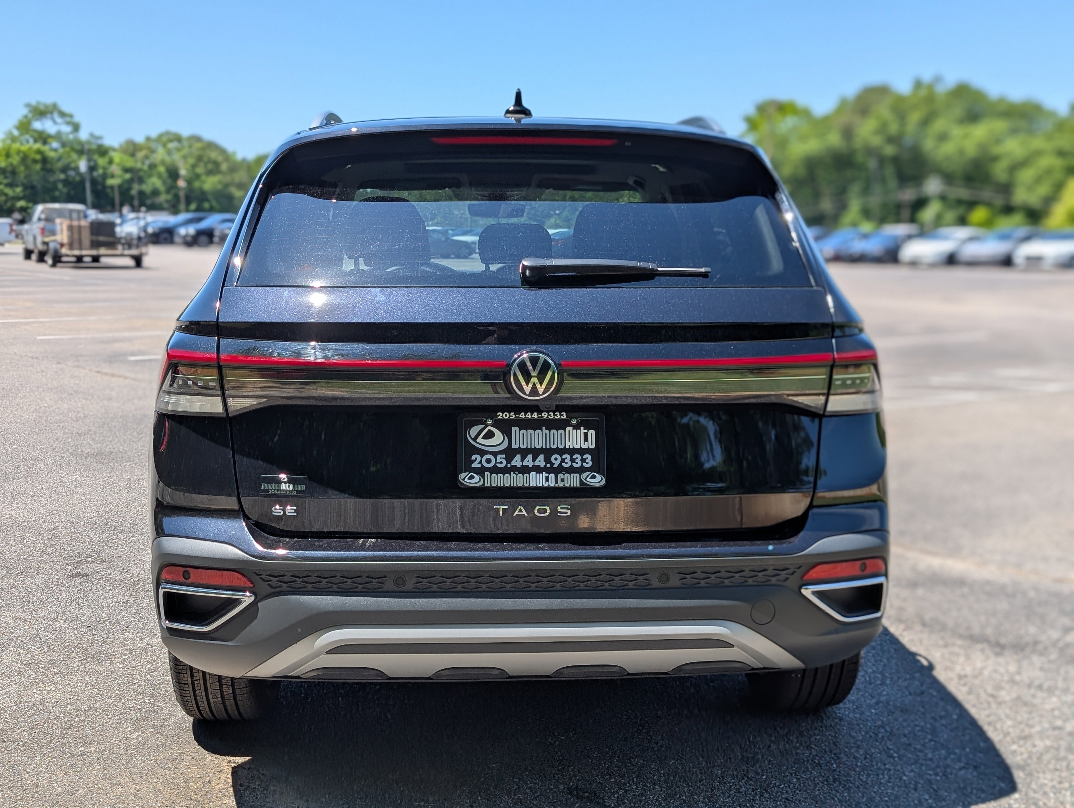 Used 2025 Volkswagen Taos SE w/ Panoramic Sunroof Package FWD image 8