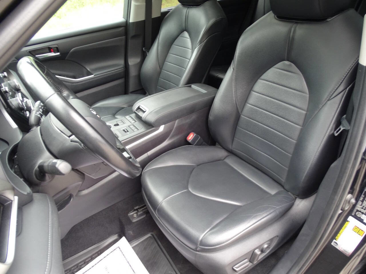 Used 2021 Toyota Highlander XLE image 2