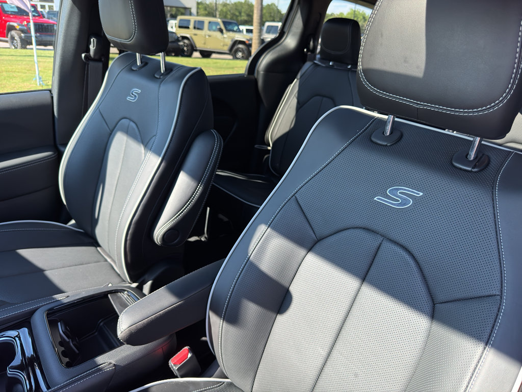 New 2026 Chrysler Pacifica Limited w/ S Appearance Package FWD image 16