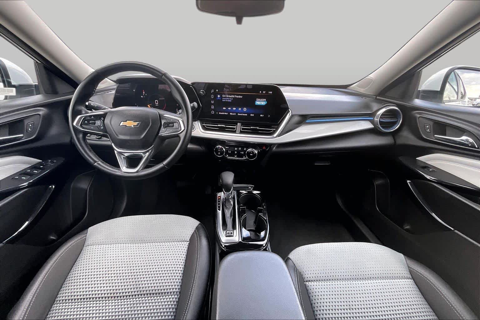 Used 2025 Chevrolet Trax LT w/ LT Convenience Package FWD image 15