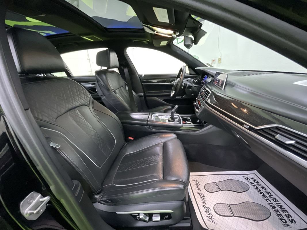 Used 2017 BMW 750i image 29