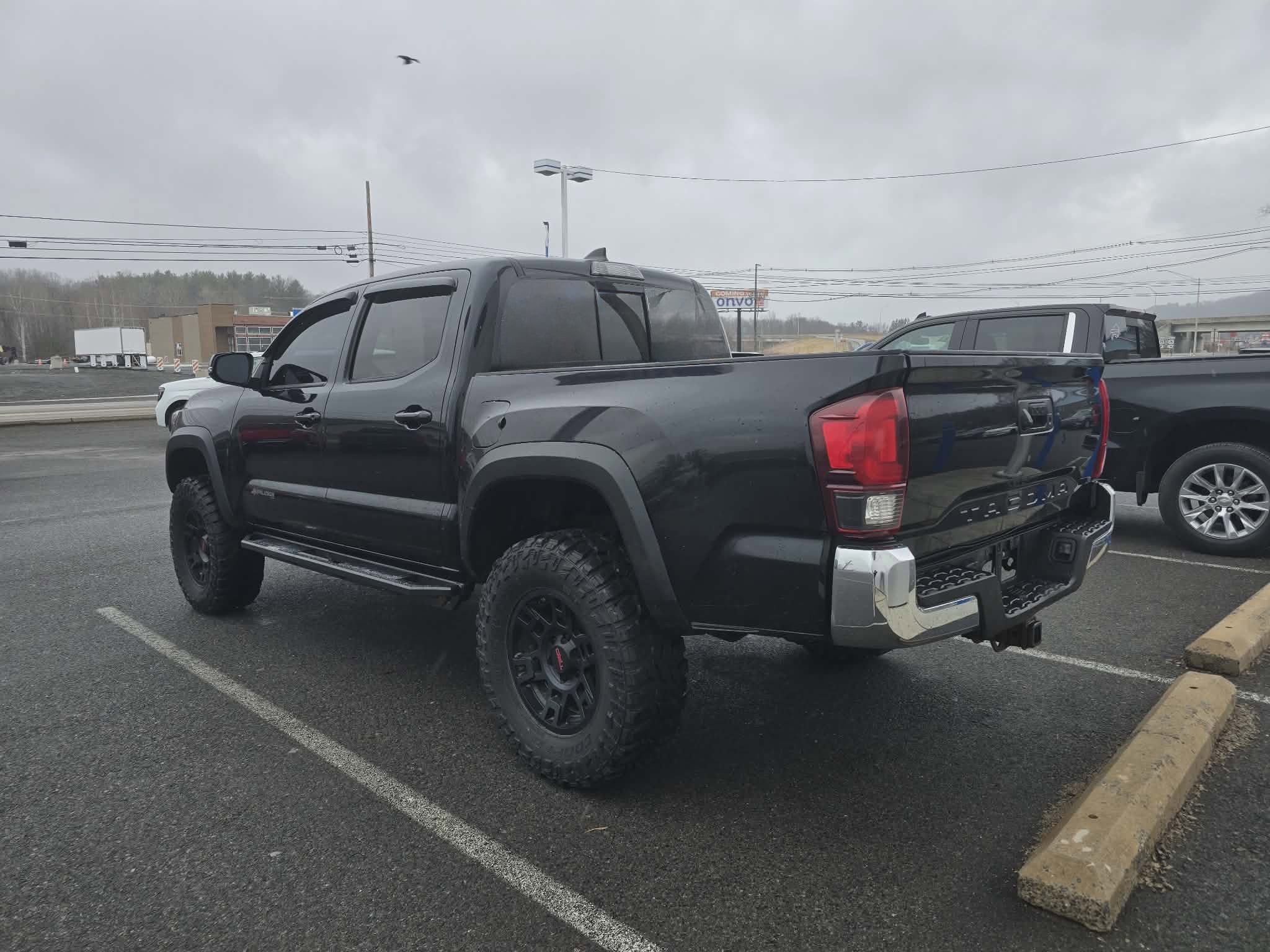 Used 2018 Toyota Tacoma TRD Off-Road image 6