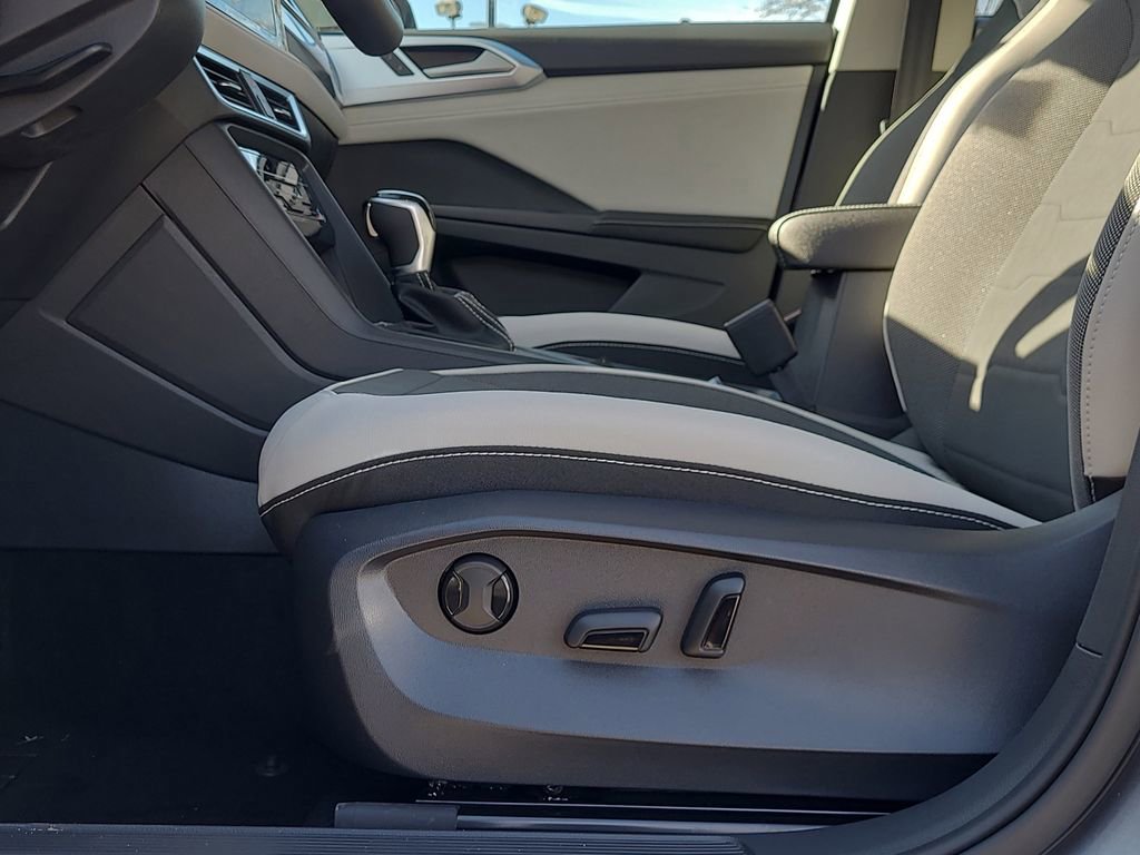 New 2026 Volkswagen Taos SE image 26