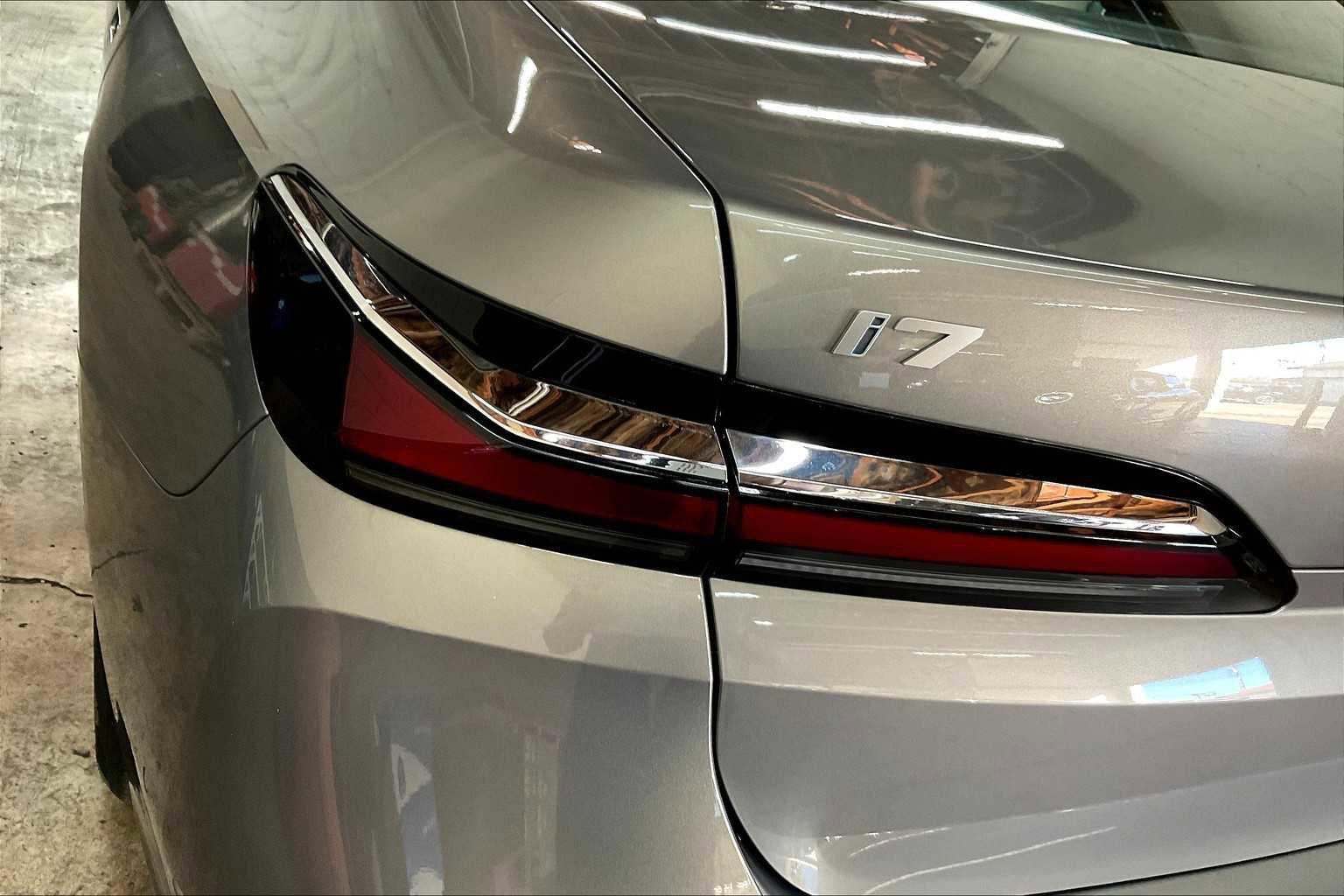 Used 2025 BMW i7 xDrive60 w/ Executive Package image 32