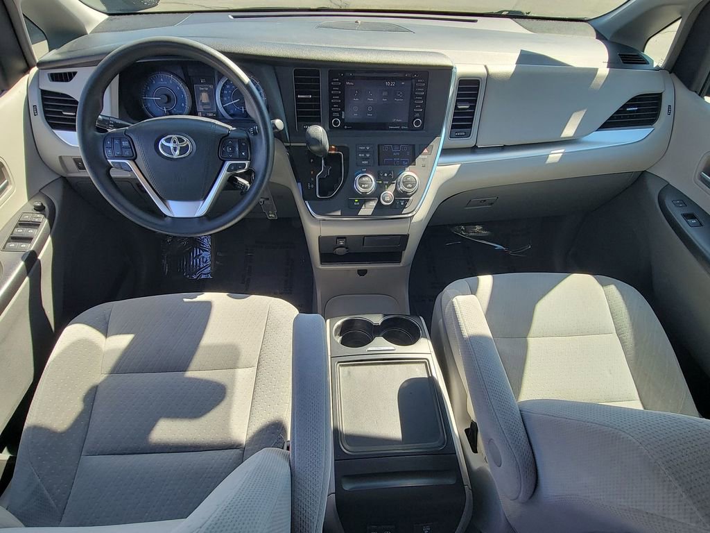 Used 2018 Toyota Sienna LE w/ Carpet Mat Package image 18